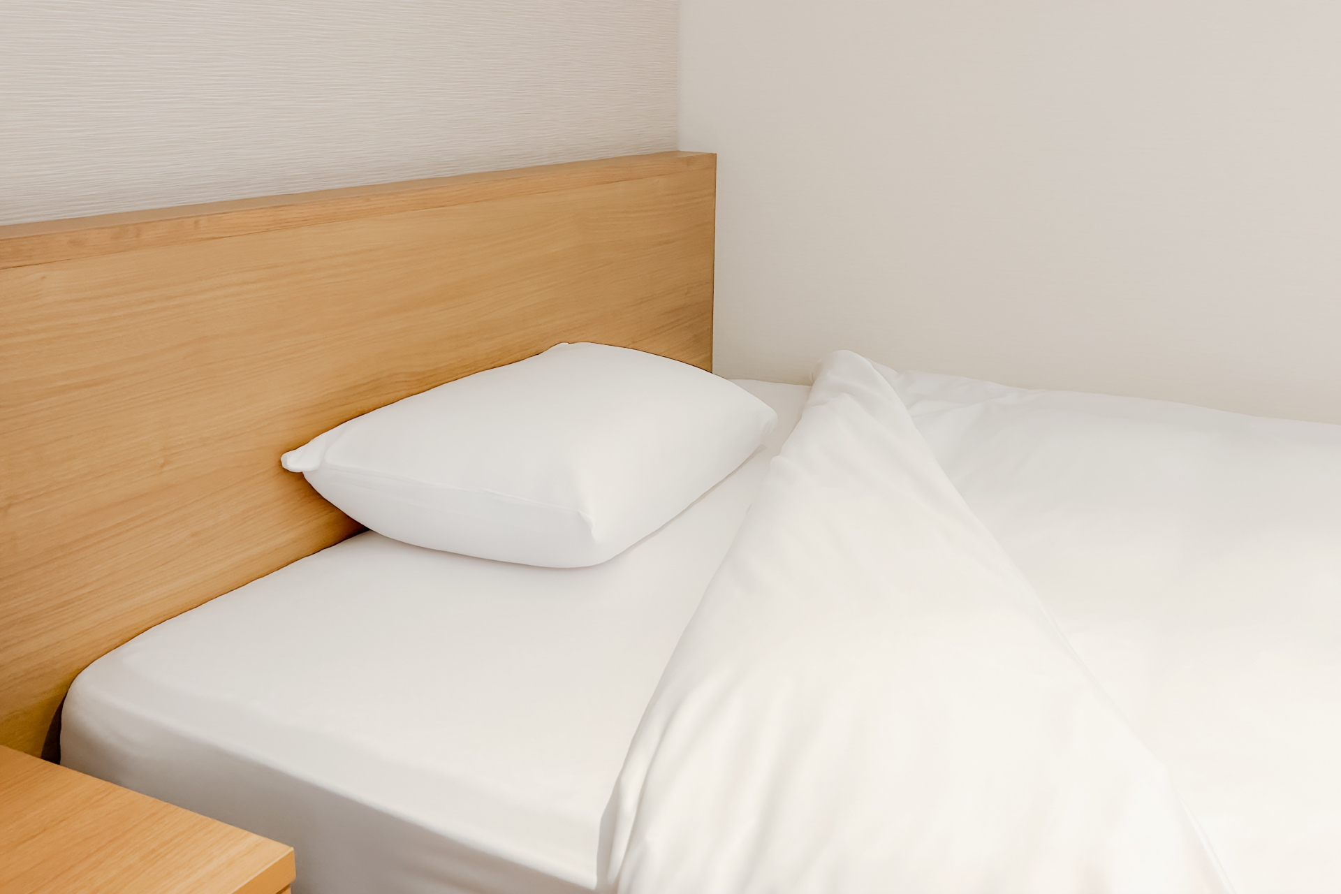 ベッドと白い寝具