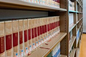 本棚を捨てる方法8選！無料処分や業者に引き取り依頼するポイントを解説