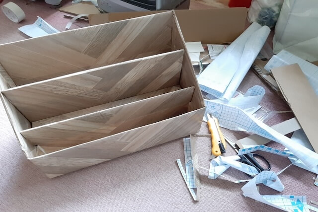 本棚を解体する様子