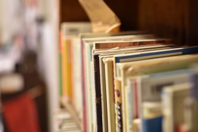 斜めから見た本棚に並ぶ本
