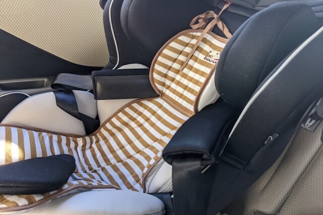 ボーダー柄のマットを敷いたチャイルドシート