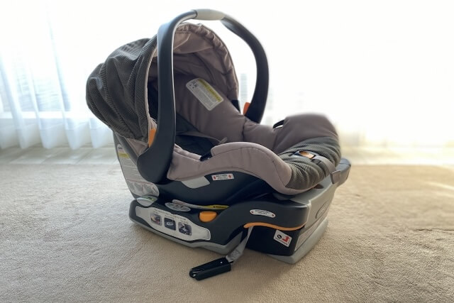 室内に置かれた車用のチャイルドシート