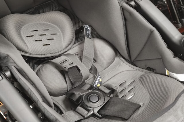 車両に置かれたグレーのチャイルドシート