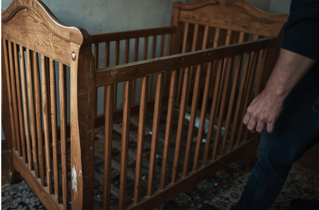 古いベビーベッド