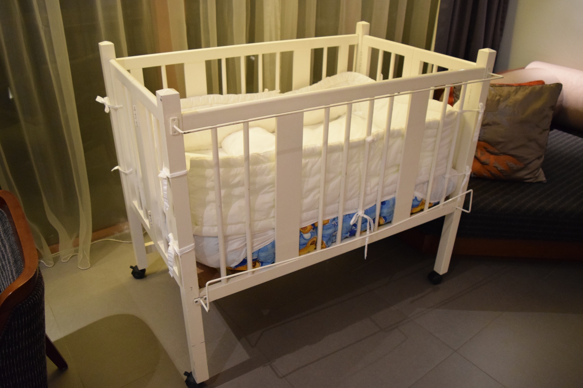 白いベビーベッド