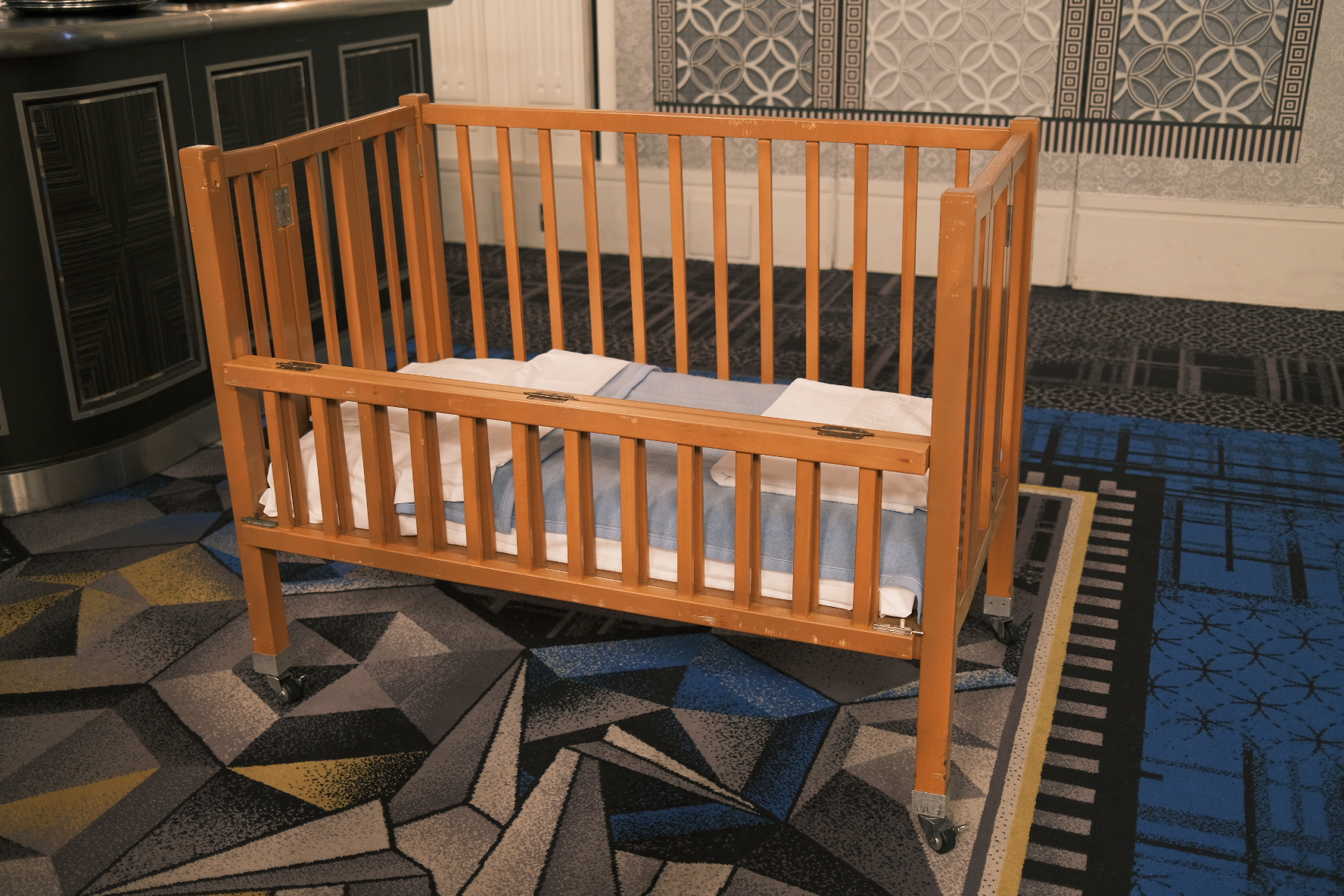 木製のベビーベッド