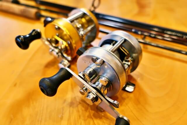 机に並べられた釣竿とリール