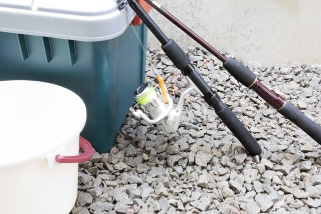 クーラーボックスに立てかけられた釣竿