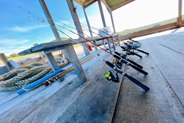 釣り堀に並ぶ大量の釣竿