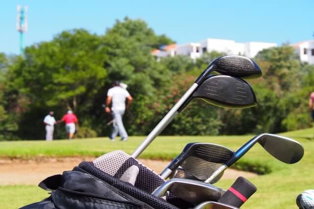 ゴルフバッグに入ったゴルフクラブ