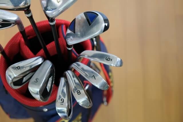 フローリングに置かれたゴルフバッグ