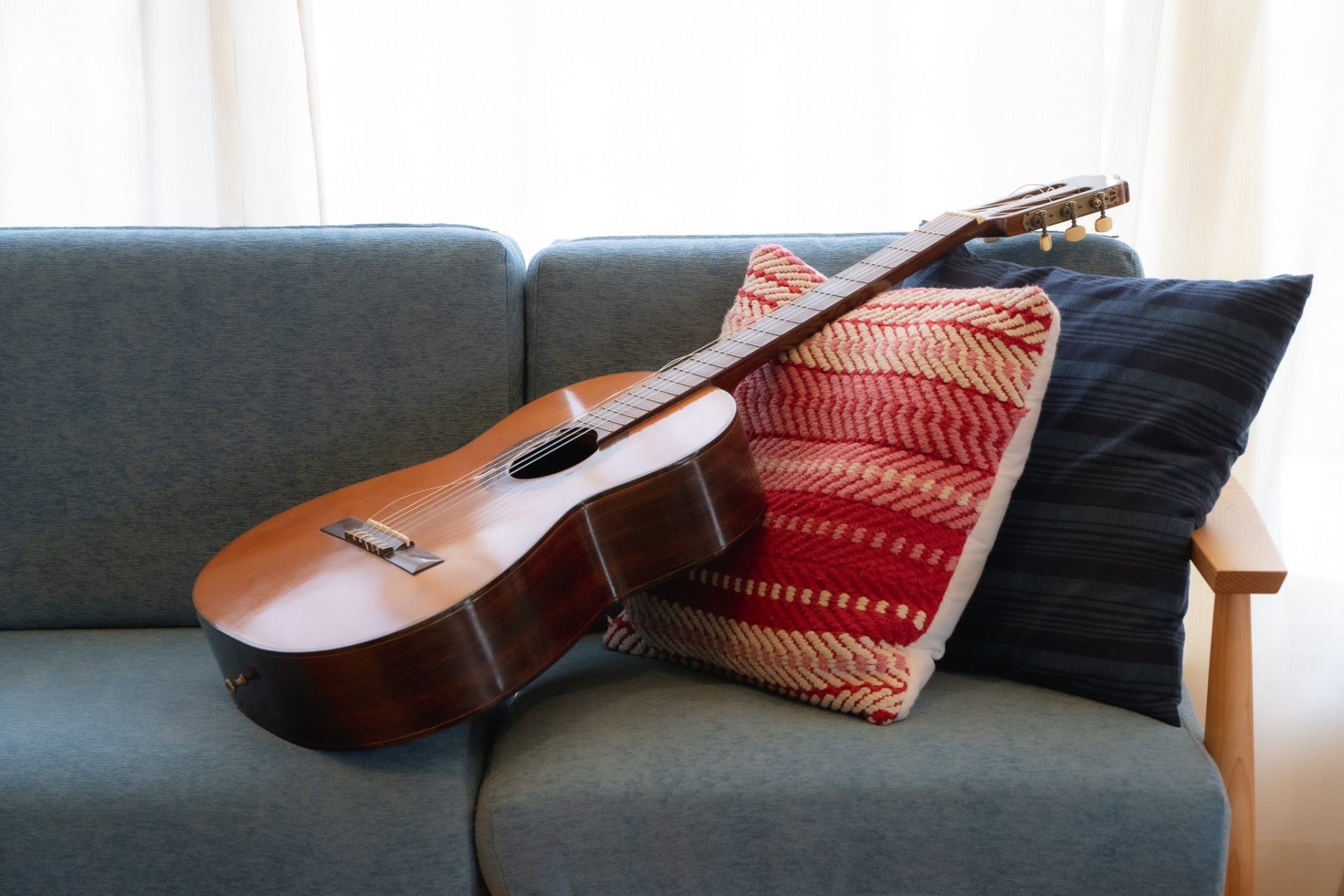 ソファの上のギター