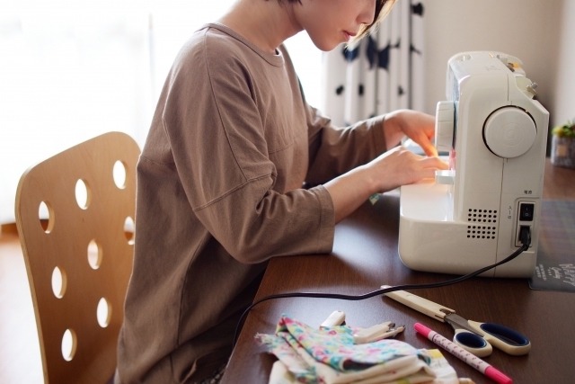 ミシンを使う女性