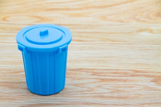 青いゴミ箱