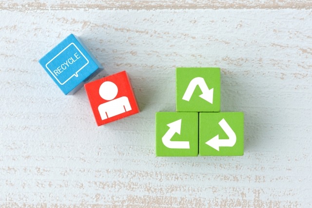 リサイクルマークのブロックが置かれたテーブル