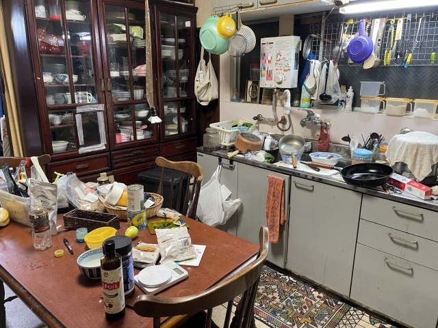 物が散らかった台所