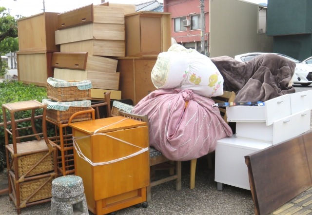 屋外に積まれた大量の家具