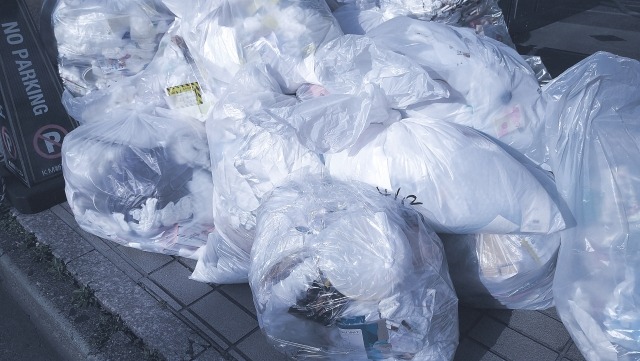 大量の白いゴミ袋