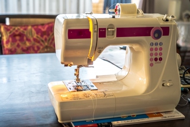 机のうえの古いミシン