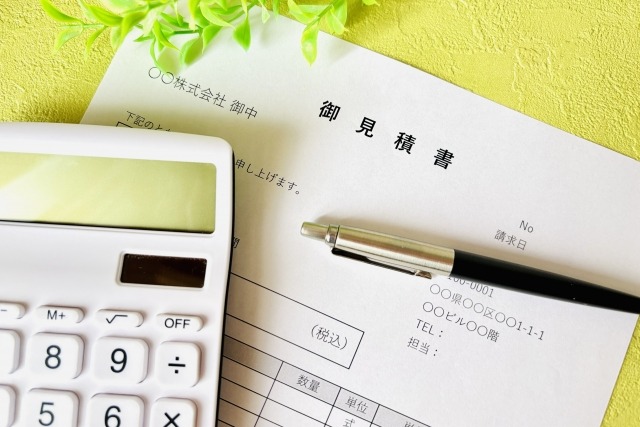 並べて置かれた見積書と電卓