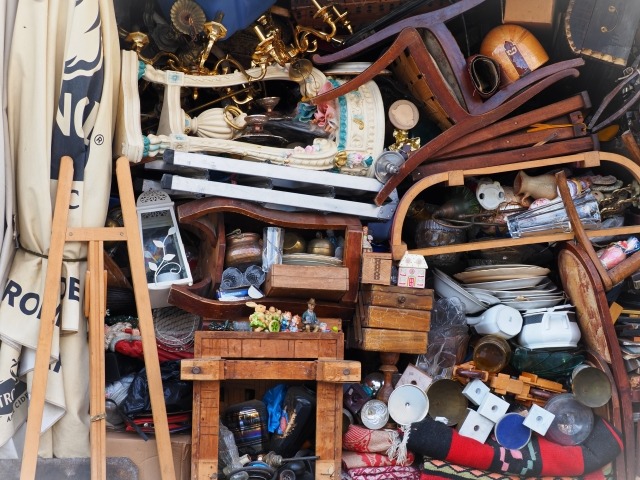 大量に敷き詰められた家具や家財道具