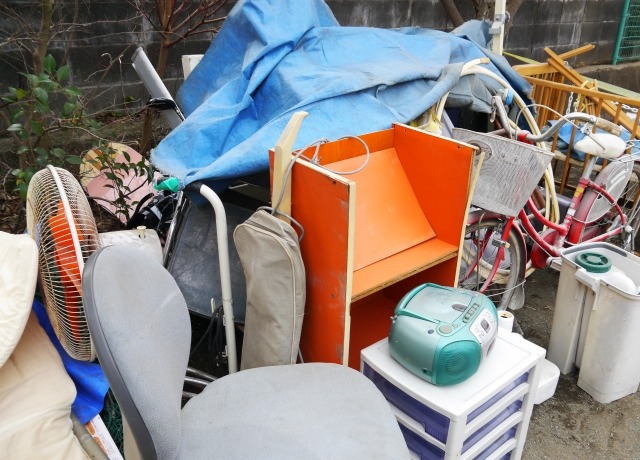 屋外にまとめられた大量の粗大ごみ