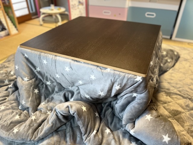 星柄の布団がかかったこたつ
