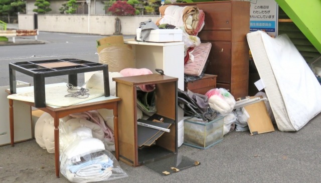 大量のごみの中に捨てられるこたつ