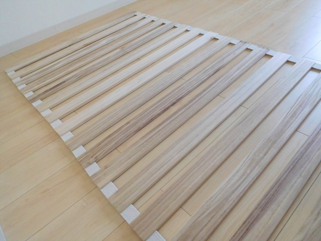 フローリングに置かれた新しいすのこ