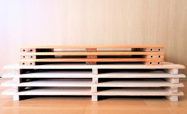 大量に積み重ねられた2種類のすのこ