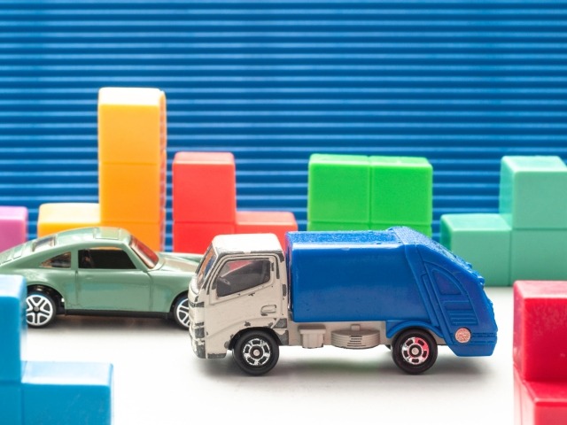 おもちゃの積み木とトラック