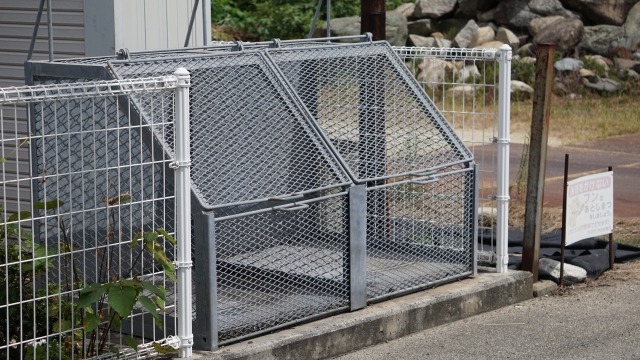 空になった街中のゴミステーション