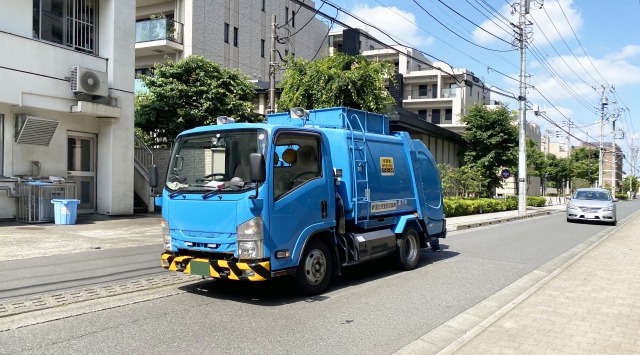 街中を走るごみ収集車