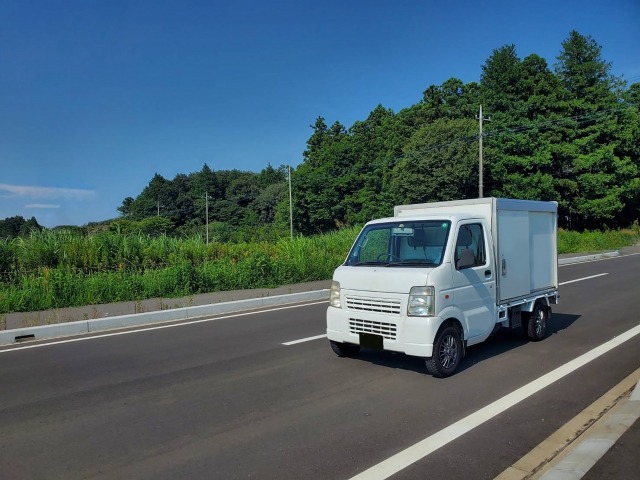 道路を走る白いトラック