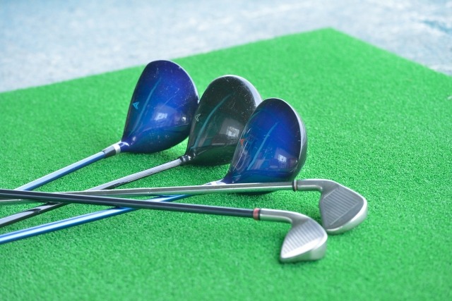 人工芝に置かれた5本のゴルフクラブ