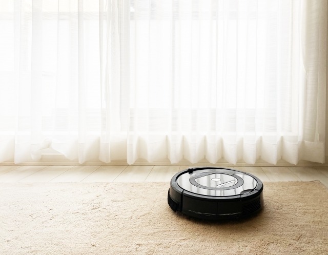 明るい窓際にルンバが置かれています