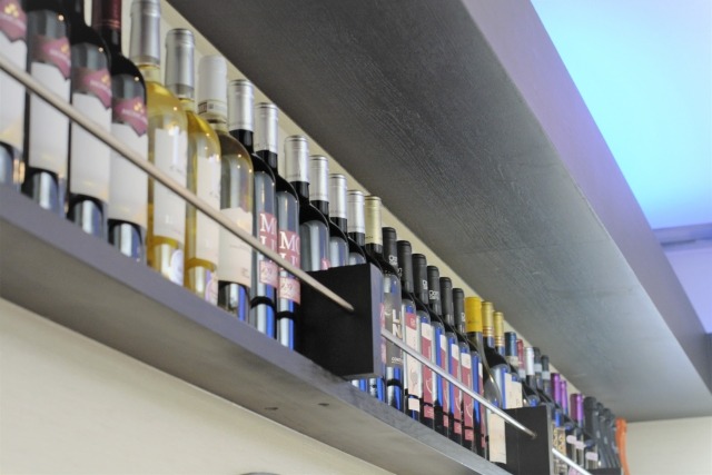 ワインが並んだ棚
