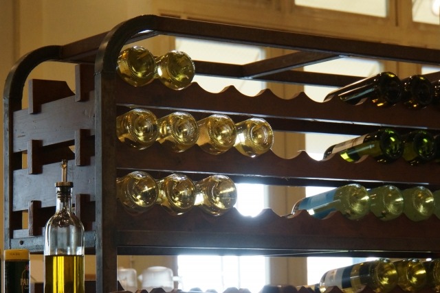 ボトルが並ぶワインセラー