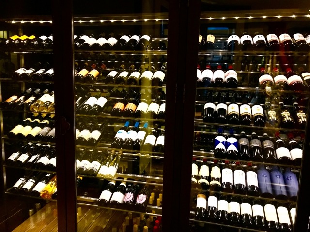ワインセラーで冷やされるたくさんのワイン