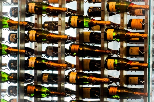 ワインセラーに並んでいるワイン