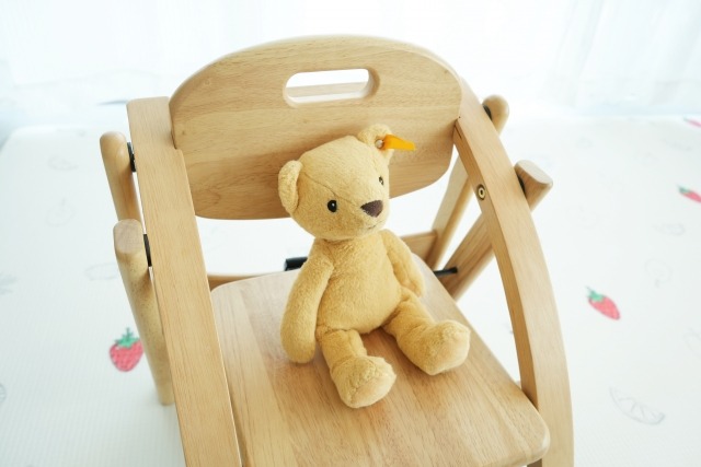 椅子の上のテディーベアー