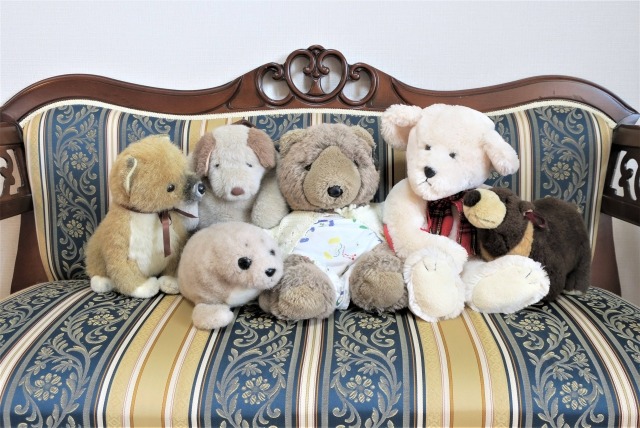 ソファに置かれたぬいぐるみたち