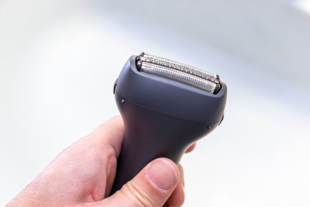 洗面台の前に置かれた電動シェーバー