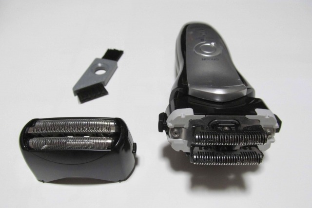 白いテーブルに分解して置かれたシェーバー