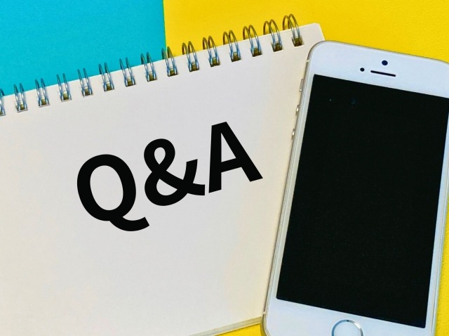 スケッチブックに書かれたQ&Aとスマホ