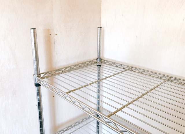 白い壁とスチールラック