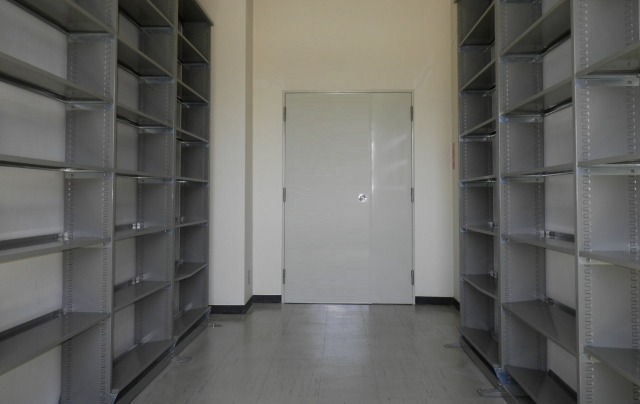 壁面に並ぶ大量のスチールラック