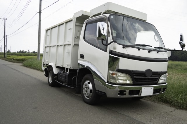 道路を走るごみ回収トラック