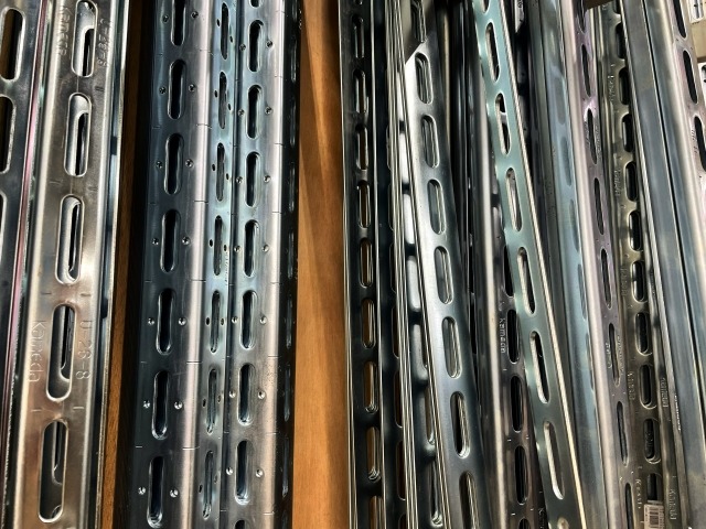 大量に並ぶスチールラックの支柱