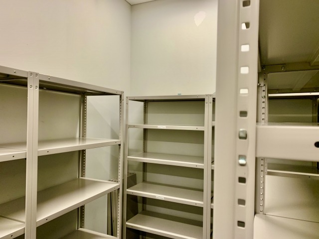 部屋に詰められたスチールラック